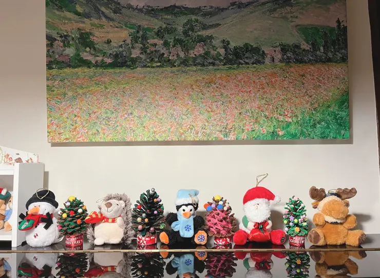 鋼琴上擺著一整排的聖誕娃娃和松果聖誕樹,珠珠聖誕樹是前年做的,毛線毛球聖誕樹是去年做的。