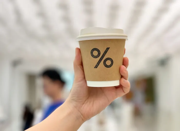 運用留白設計的 % Arabica 咖啡