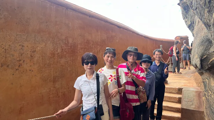 鏡牆變得不光亮了