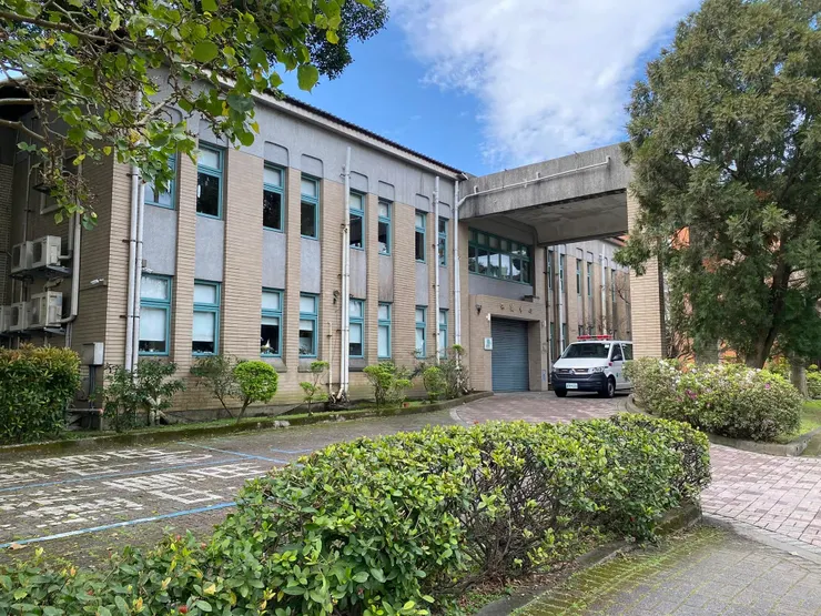 保健中心。正面磁磚已經重新貼過，只有側面和背面仍保留原來的舊樣貌