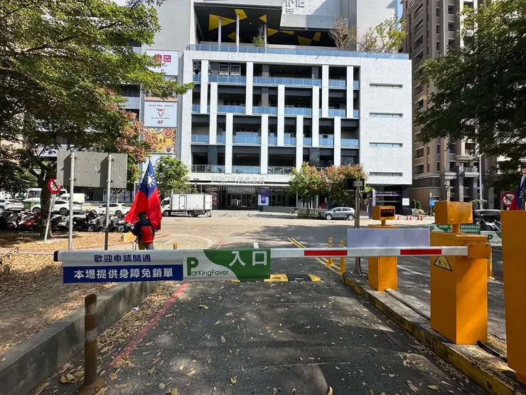 白色建築物是文心秀泰，這裡是後方收費停車場入口處。