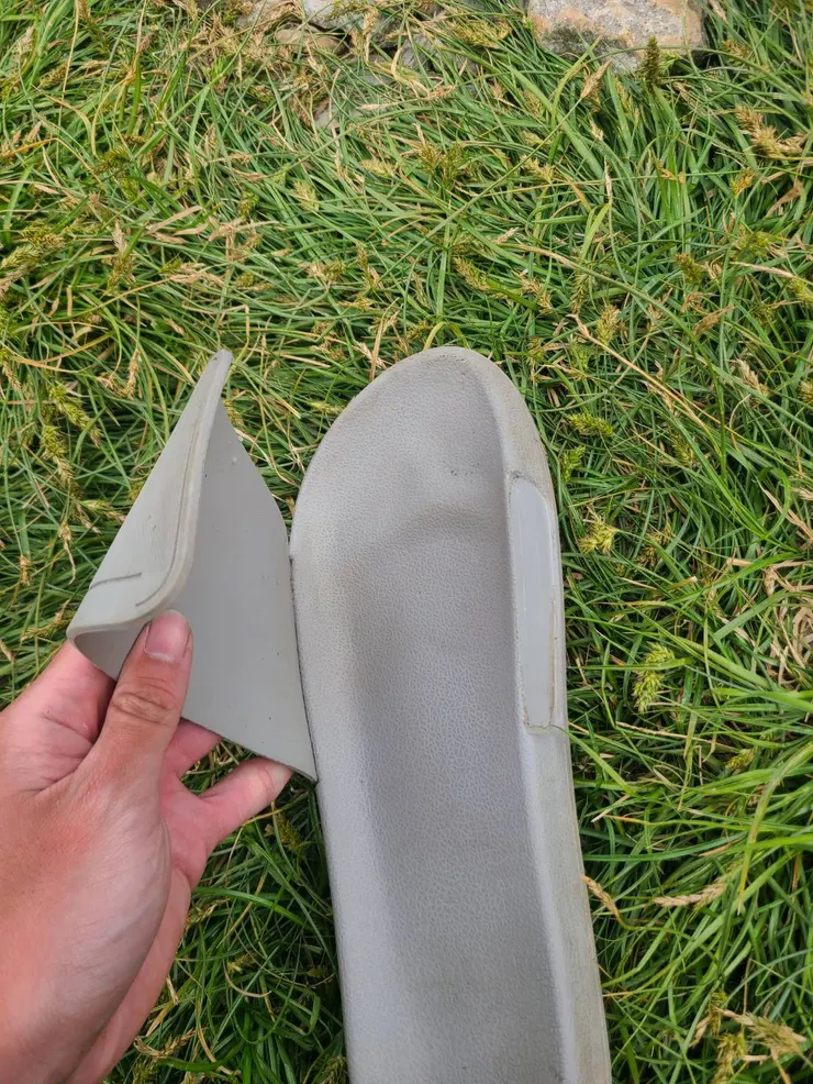 到營地換裝，拖鞋拿出來就斷了? Net買的爛拖鞋，第一次在山上遇到拖鞋壞掉的耶