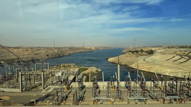 六條水道每個水道兩座發電機， 增加的電力讓埃及甚至可賣電。