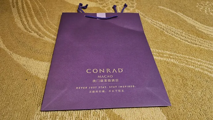 澳門康萊德酒店的紫色提袋超美超有質感!我超愛!