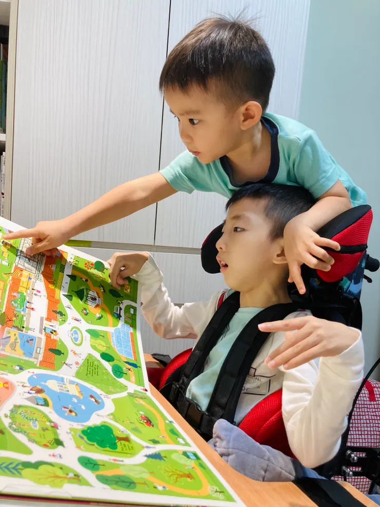 祐懿兄弟都是書蟲，無口語極重度腦麻兒也可以是書蟲。2021七月