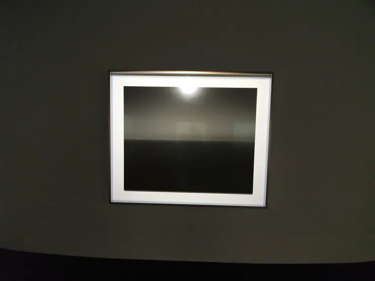 作品單獨拍攝有種月亮/太陽懸在上頭的趣味。