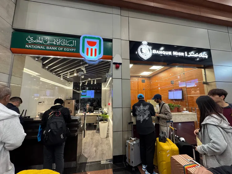 開羅機場換匯的櫃檯，可以看一下匯率決定要換哪一間