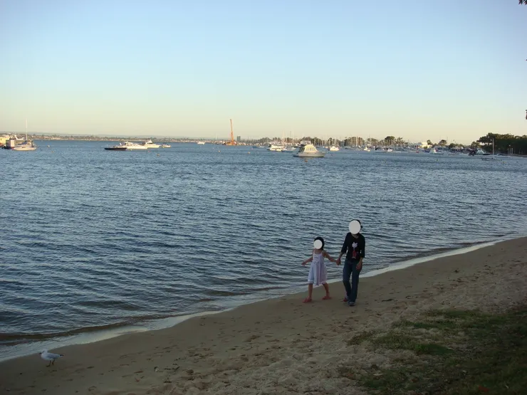 2008年，我與Abby散步於Swan River河畔(Gina拍攝)。希望哪天也能帶自己的女兒來走走囉～