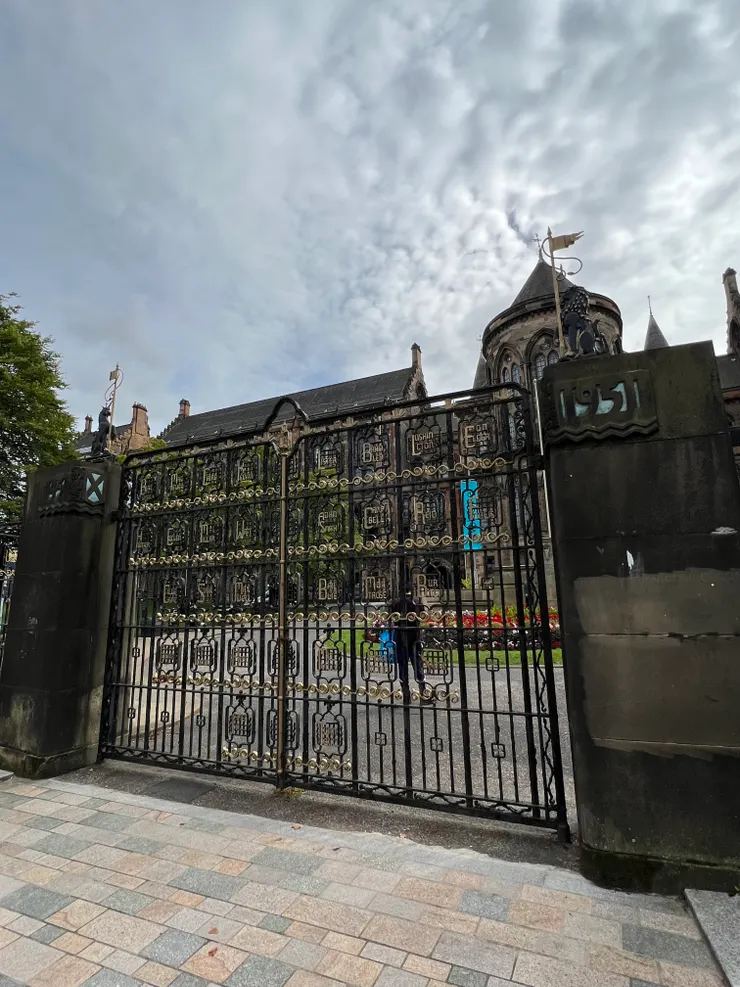 Glasgow大學校門口上面刻上許多領域的傳奇人物