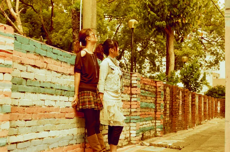 與 Fen 於春安路50巷 shot by Emma@台中,台灣。2009.