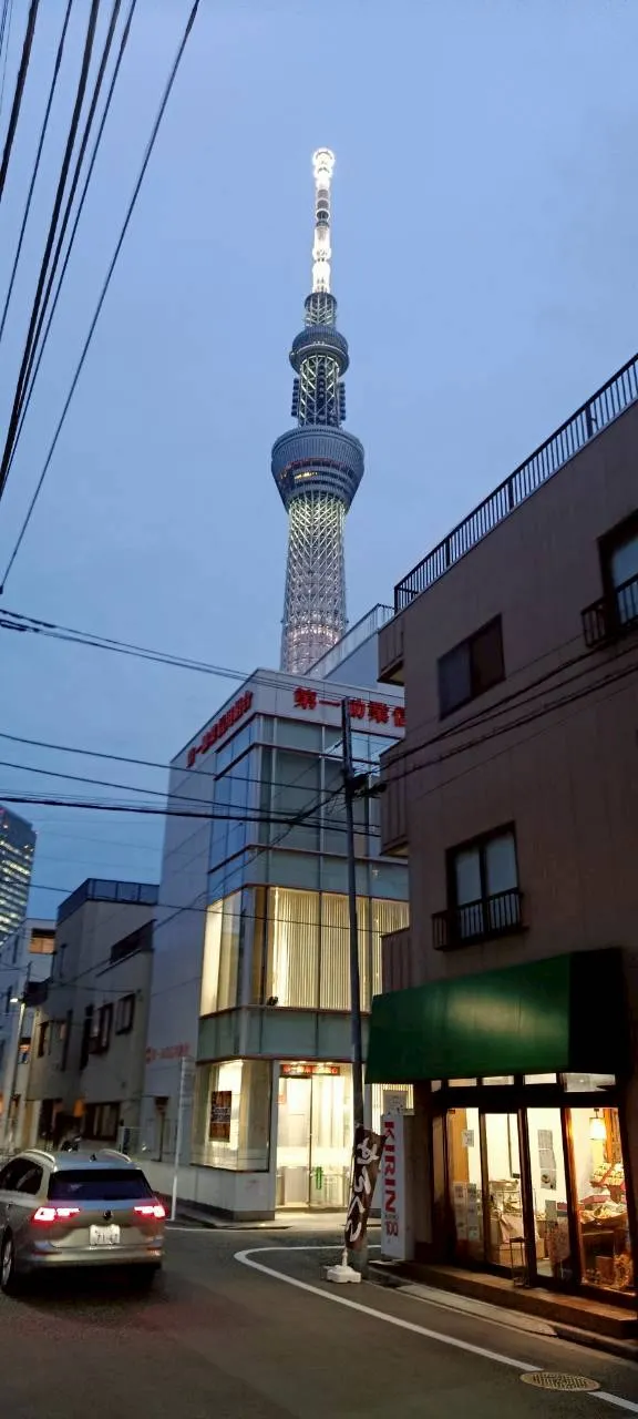 放行李後我們徒步往晴空塔方向