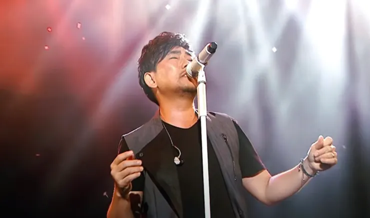 韓國國寶級歌手李承哲（이승철)，被譽為「現場live唱之神」，足見其卓越的音樂實力