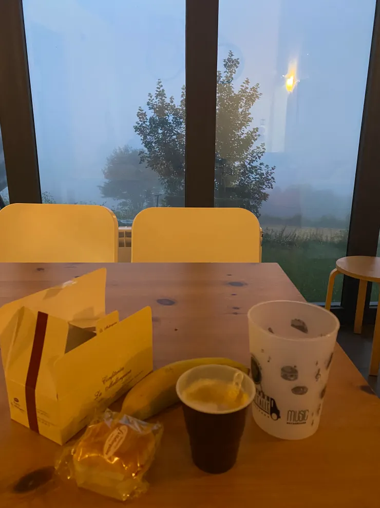一早的大霧，少又機會這樣愜意在albergue吃早餐。