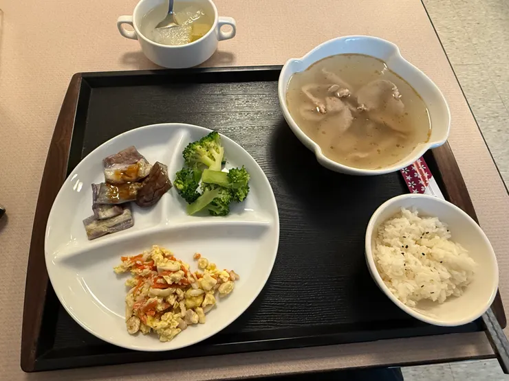 2026/04/29 茄子好吃，這是真實還沒有開動的時候的分量，看似吃不飽，但是下班的時候不會餓噎