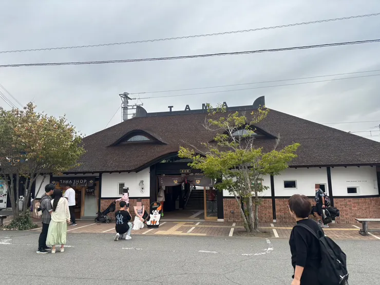 小玉車站（貴志車站）｜貓耳貓眼的屋頂＋日文「玉」TAMA  的招牌（自行拍攝）