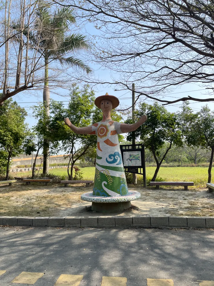 板陶窯的裝置藝術，這座的動作很可愛！