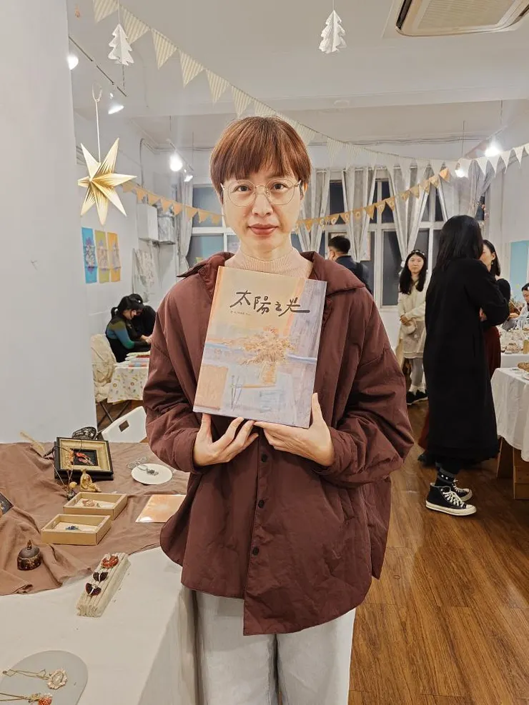 我朋友幫我拍的，1/5在市集擺攤的照片，我說是有用濾鏡嗎？不然我怎麼覺得頭上發光，她說沒有喔，應該是你自己發光，哈哈