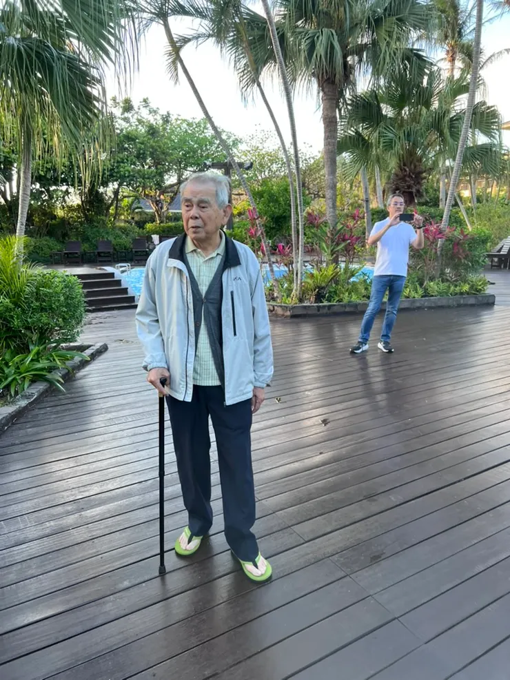 爸爸就是穿著這雙旅館的夾腳拖鞋一早出去逛的