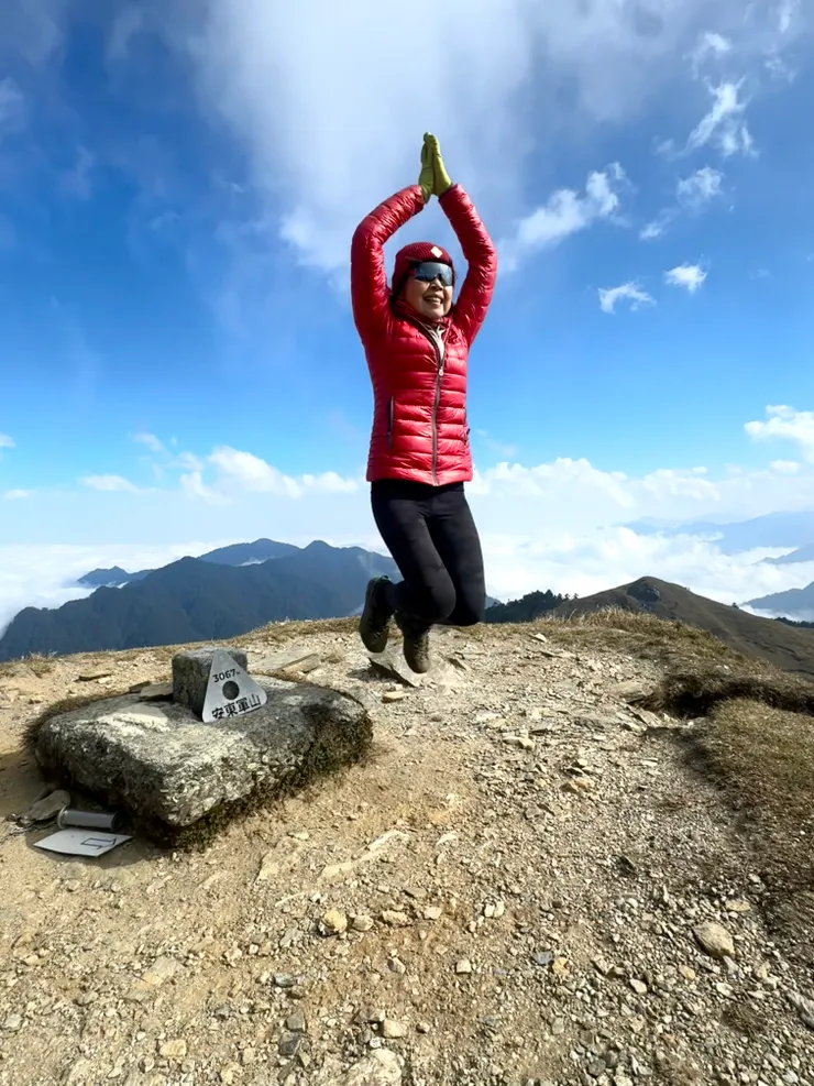 完登此行第五座百岳，開心的跳一下！