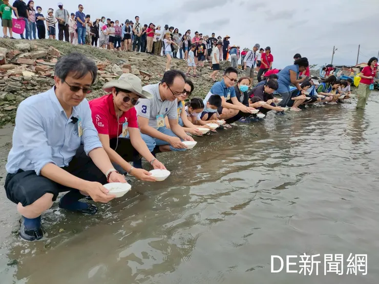 海科館與產學相關單位共同在台南海域放流鱟魚苗。(照片由海科館/提供)