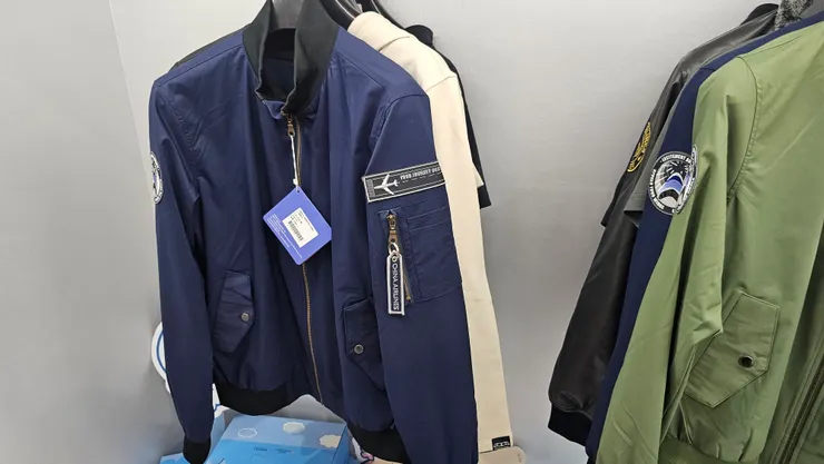 我比較喜歡藍色的飛行夾克!