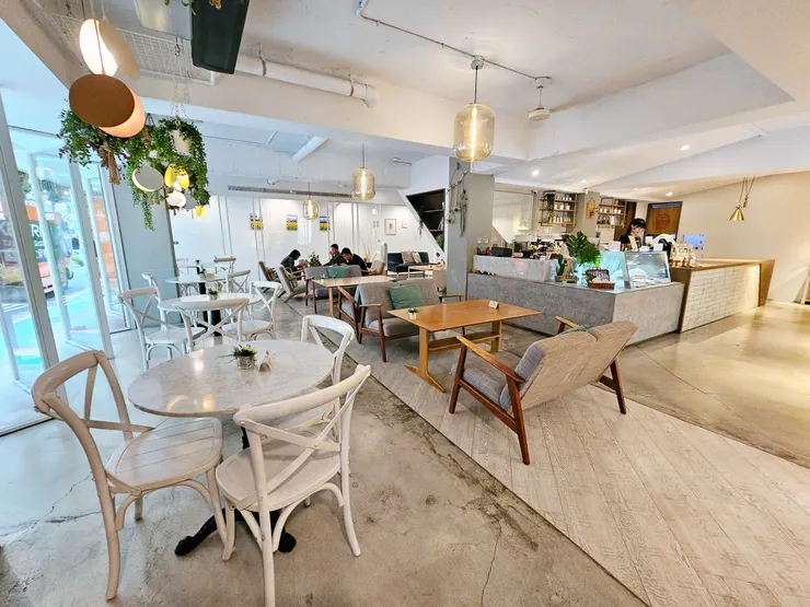 ●RACO空間很大，桌跟桌有距離，閒聊八卦很OK (這只是咖啡廳一角，右邊&站立處屬於另外2區)