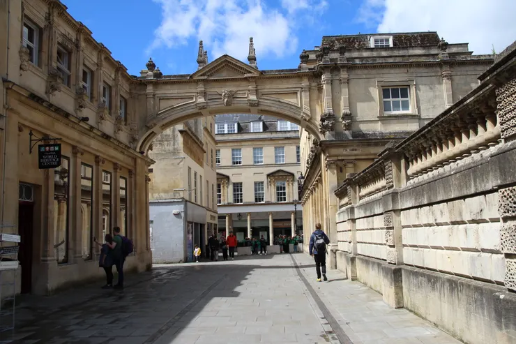 羅馬浴場的另一面街道