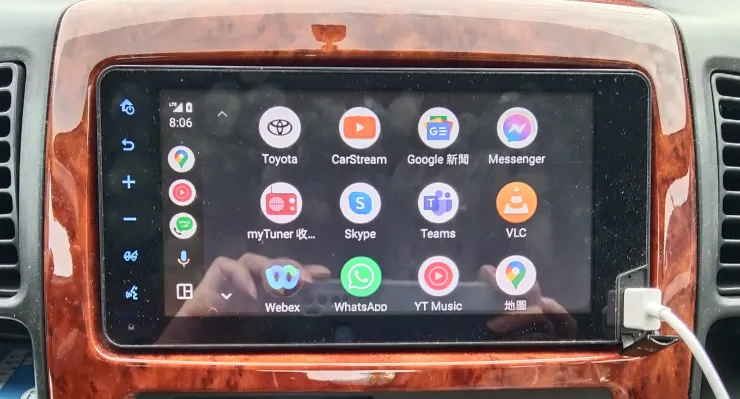 搭配手機Android Auto,目前只支援有線連接,不像Apple CarPlay可以無線,反正可以一邊充電一邊聽音樂加導航,也算不錯了!