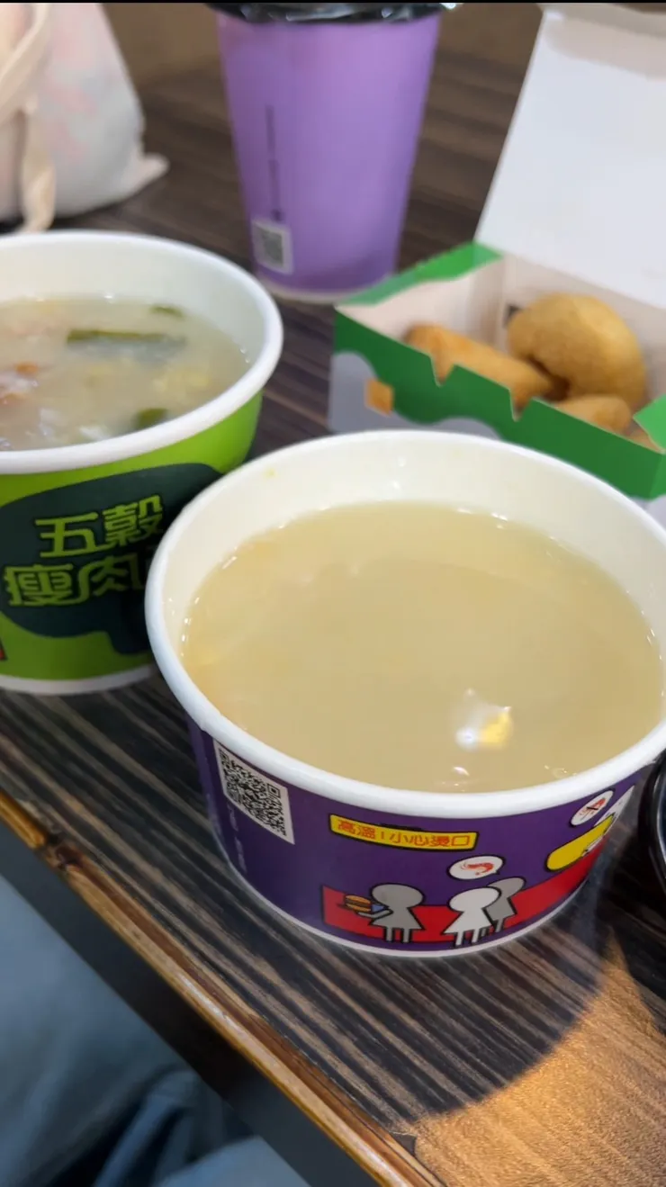 圖2 (前)玉米濃湯、(後)紅茶牛奶、(左)五穀瘦肉粥、(右)雞塊 