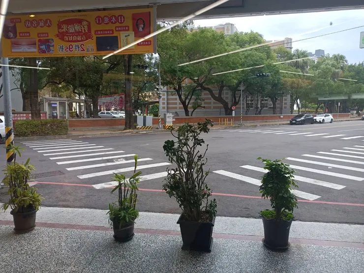 從店內看窗外的學校