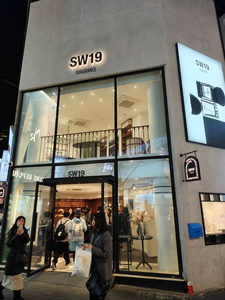 SW19 香水明洞分店外觀