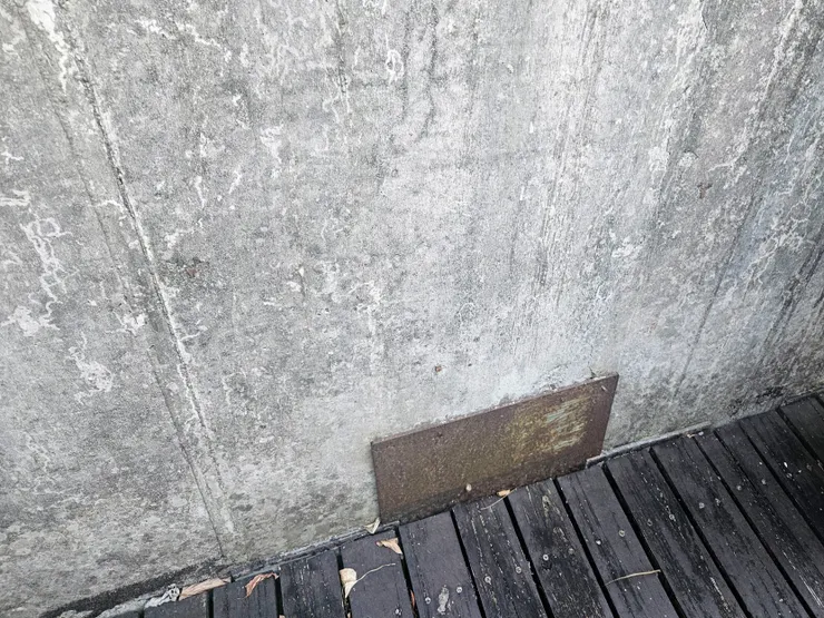 步道上原本的工廠廢水排水口(已封死)