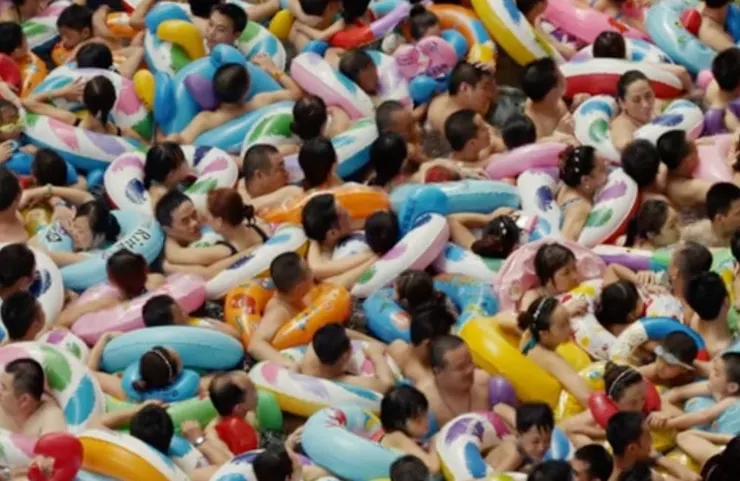 擁擠的水上樂園@HUMAN 電影/Youtube