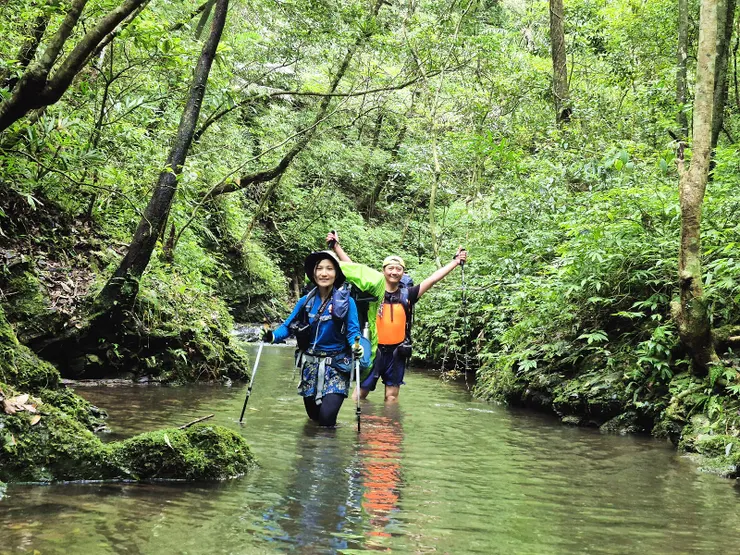 部分水域水深及膝，長筒雨鞋也無法避免會進水（水路還是要穿溯溪鞋才是王道）。