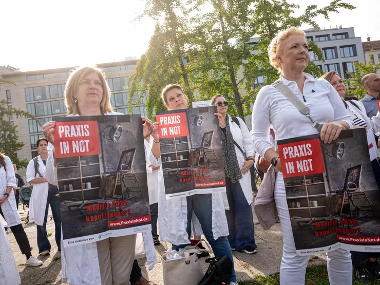 醫師在抗議的隊伍中行進 圖片來源:alliance/dpa