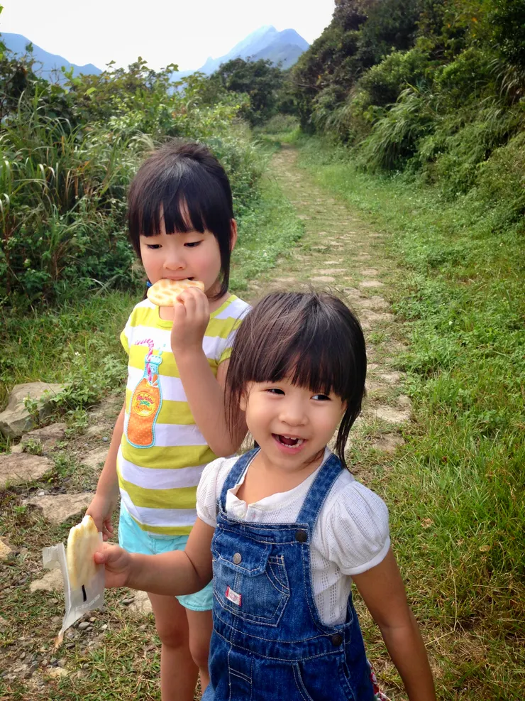 2014年在南子吝步道上開心嗑著仙貝餅乾的孩兒們❤️