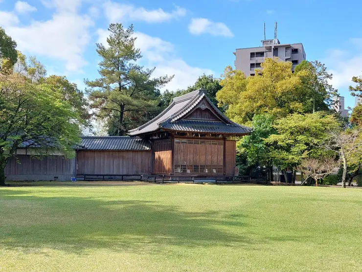 能樂殿(類似表演舞台的地方)