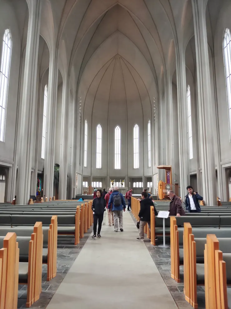 Hallgrímskirkja內部,前方為祭壇。