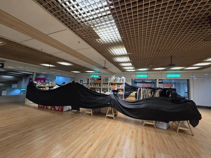 只有黑布圍繞的布偶攤？