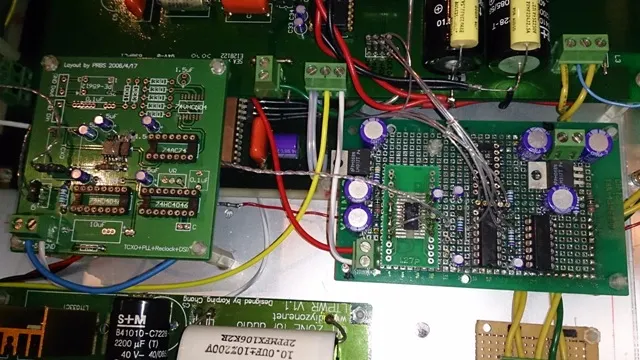 Clock/74VHCU04 與 74HC74 分置兩塊板子,右邊板子上的 74VHCU04 已無作用