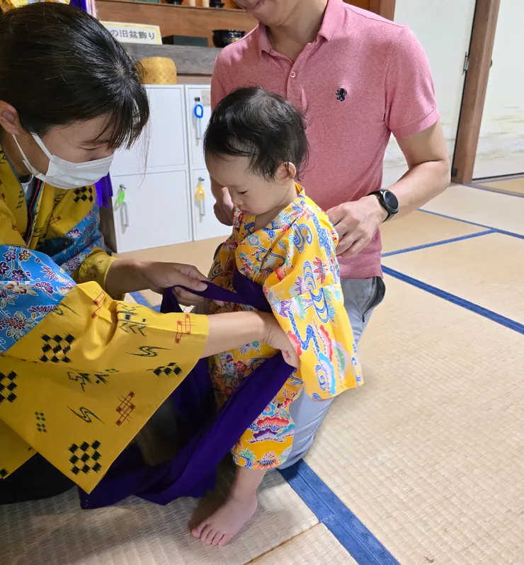 有專人協助穿衣