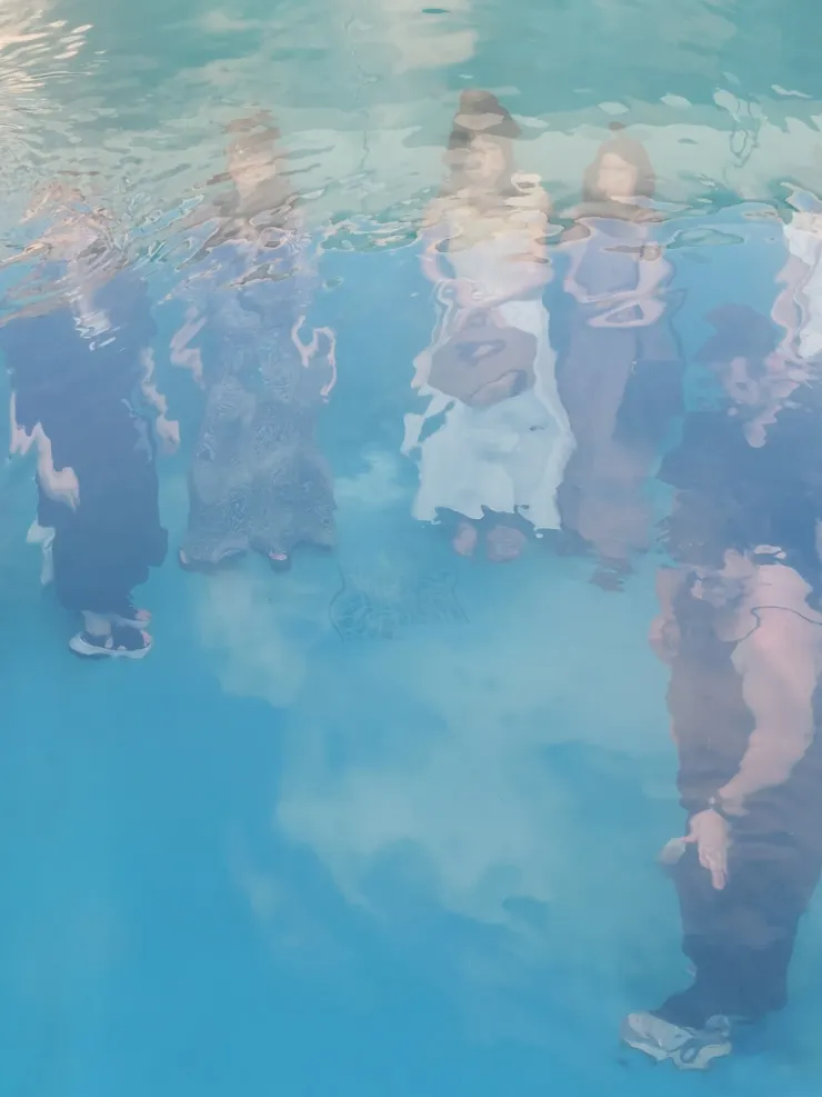 可以看到人們好像站在泳池底部，看起來真的很酷、很有特色