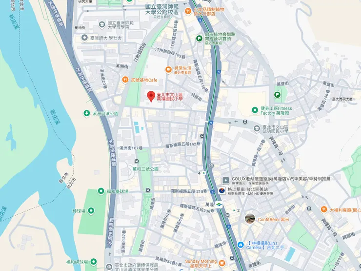 從現在地圖上可看到萬福國小旁，一連串的帶狀公園，原本是景美溪的舊河道。
