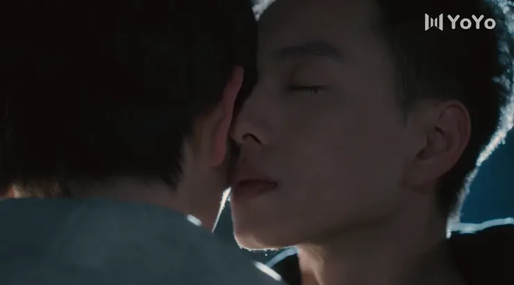 靠近耳朵說話再吻真的好欲!!!