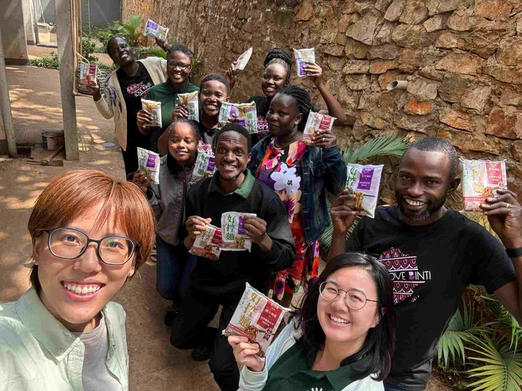 圖說：愛女孩長期關注非洲偏鄉，此次與日日好食合作，將一包包機能麵化為關懷的載體，透過志工溫暖的雙手親自送給烏干達的居民。（資料來源：日日好食）