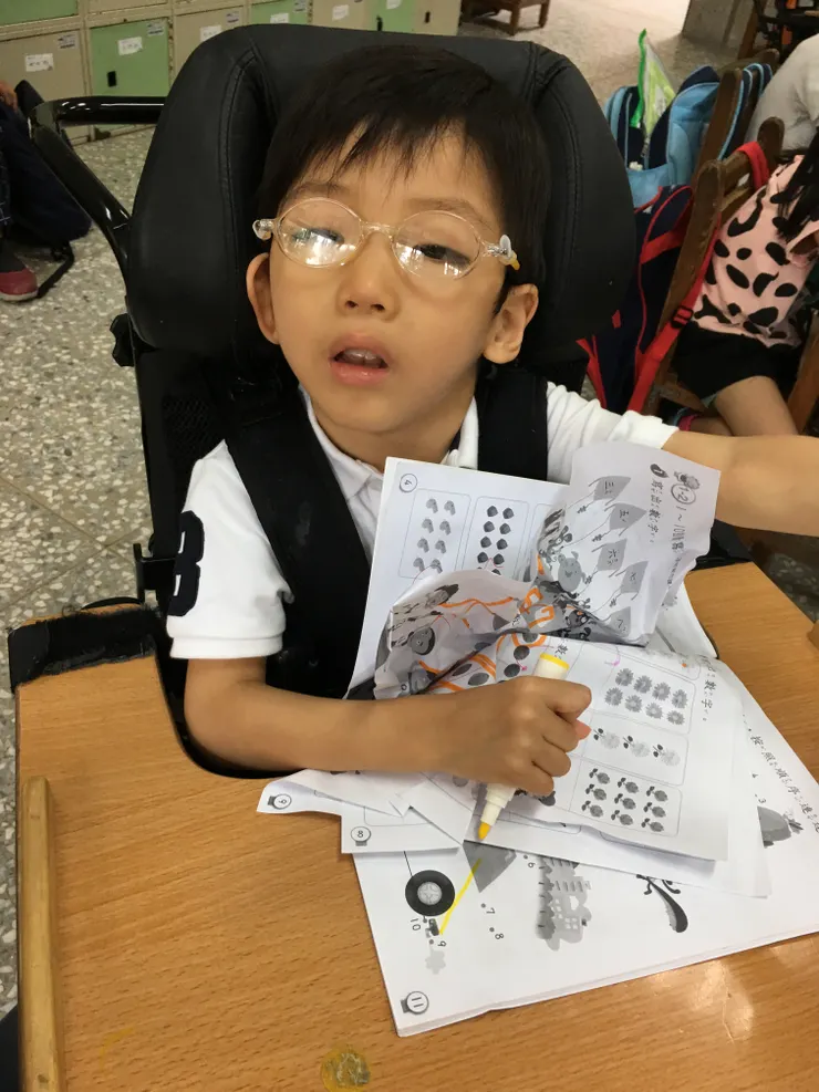 能夠把作業本撕破也是一種能力~力氣夠大。