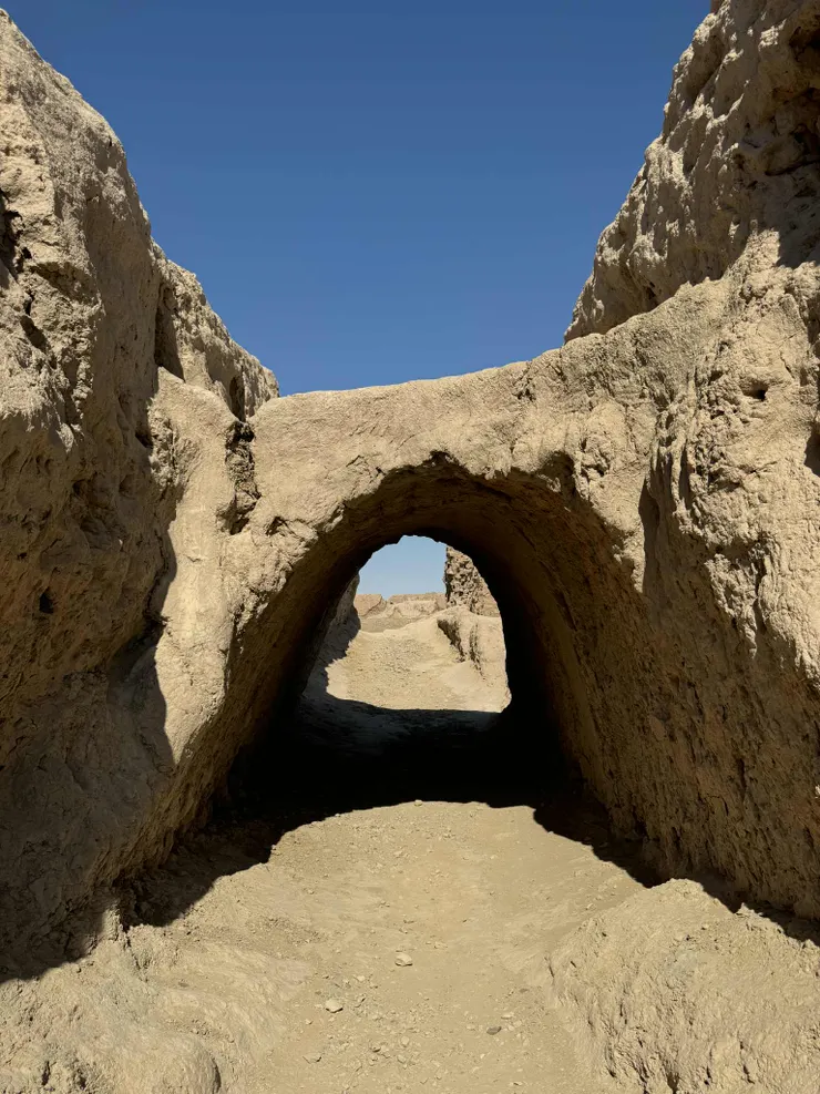  Ayoz Qalʼa 的城牆上的步道很完整，能讓人行走