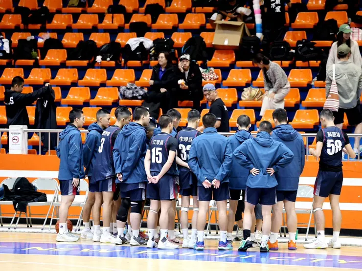 團體球衣、冬季外套因贊助款能夠讓學生裝備統一多元