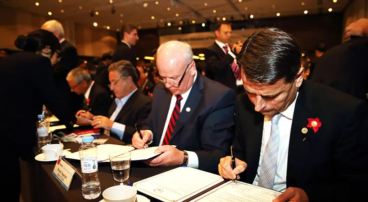 &nbsp;▲ 簽署《為終止戰爭與世界和平提出制定國際法協議》（2014.09.18）