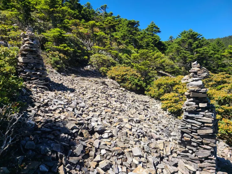 似乎有特殊意義的雙石柱，大劍山之門